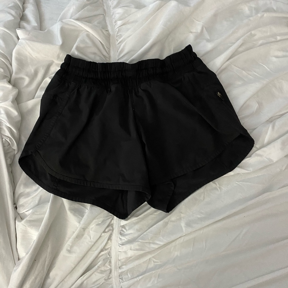 (SOLD) Black lululemon tracker short 4’